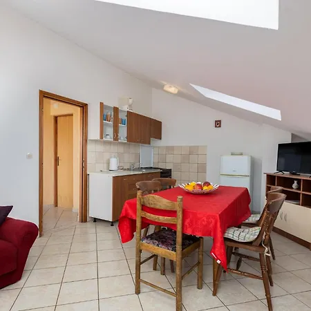 2 Bedroom Beautiful In Appartamento
