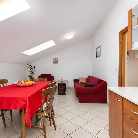 2 Bedroom Beautiful In Appartamento Rasopasno