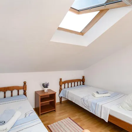 2 Bedroom Beautiful In Appartamento Rasopasno