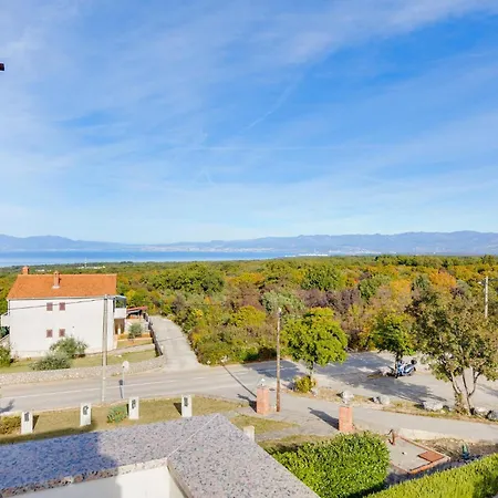 2 Bedroom Beautiful In Appartamento Rasopasno