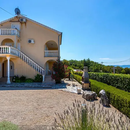 2 Bedroom Stunning In Apartamento Rasopasno